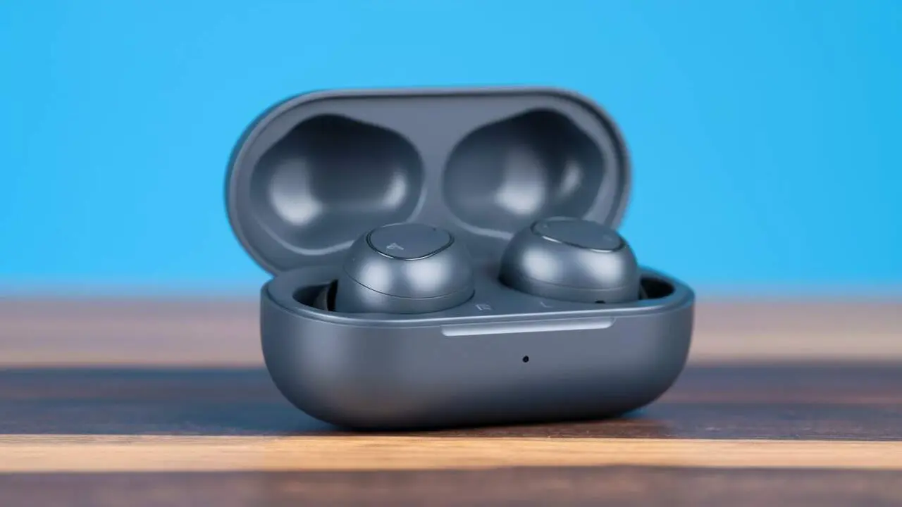  Samsung Galaxy Buds3 FE amb cancel&middot;laci&oacute; activa de soroll i autonomia de 30 hores per a una experi&egrave;ncia sonora superior &mdash; Imagen generada por IA 