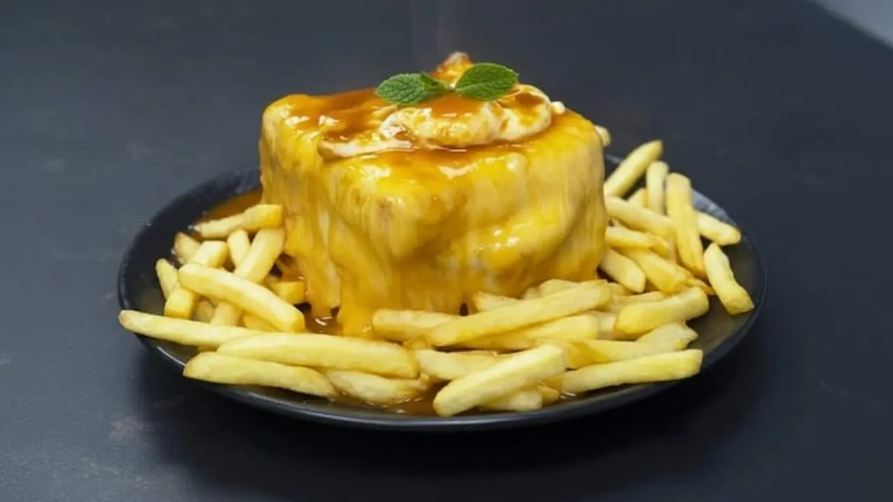 Francesinha tradicional portuguesa amb formatge fos i salsa especial servida en un plat gran per degustar &mdash; Imagen generada por IA