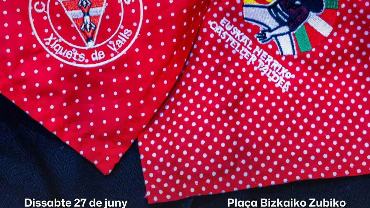 Colla Joves Xiquets de Valls actuant amb gran emotivitat i tradici&oacute; castellera a la pla&ccedil;a central de Valls &mdash; Imagen de la Fuente