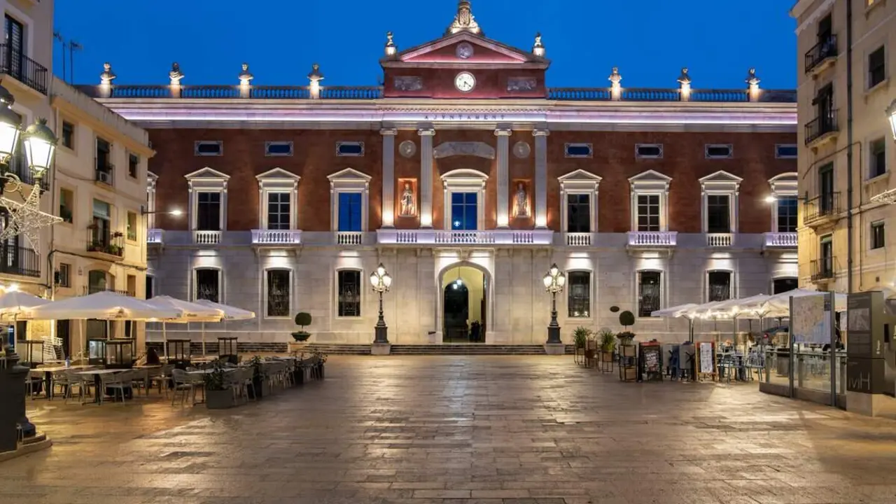  Fa&ccedil;ana del Palau Municipal de Tarragona il&middot;luminada de blau pel Dia Mundial de les Persones Refugiades el 19 de juny &mdash; Imagen de la Fuente 