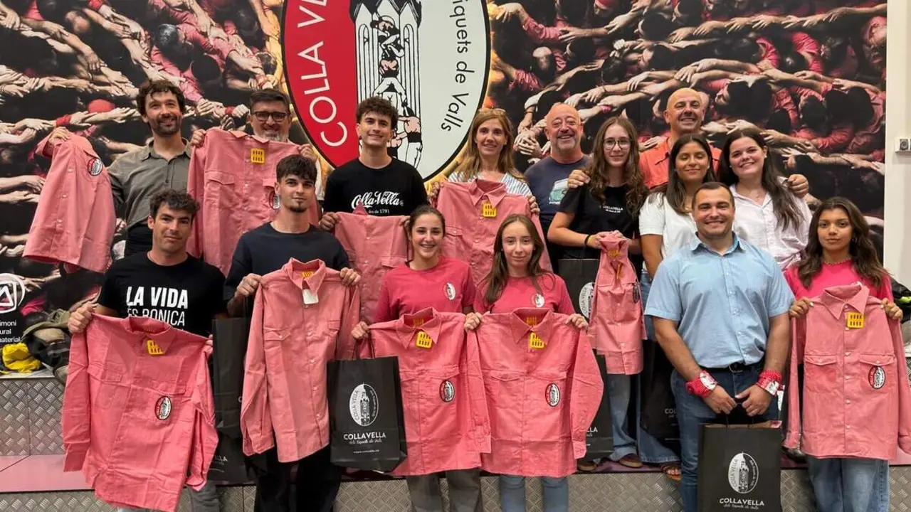  Entrega de camises a la Colla Vella despr&eacute;s de l'assaig per donar la benvinguda als nous membres de la gran fam&iacute;lia &mdash; Imagen de la Fuente 