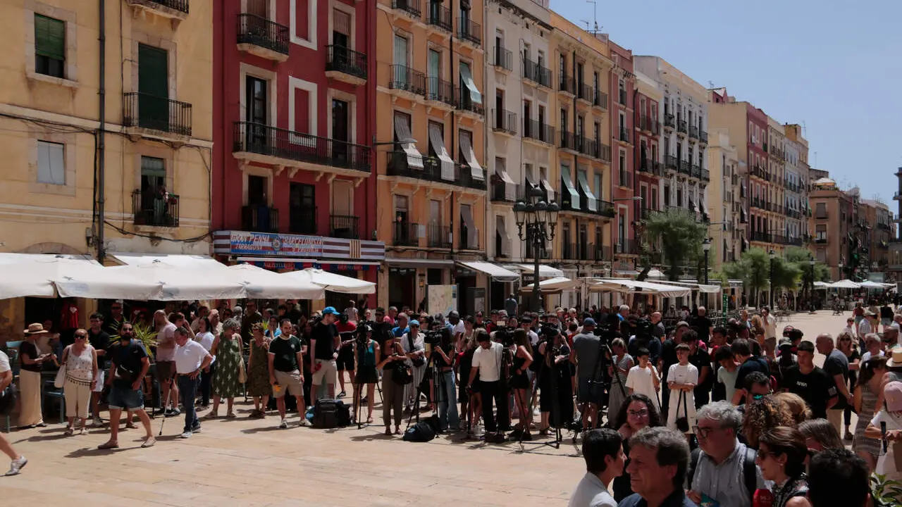 Minut de silenci a Tarragona en mem&ograve;ria dels tres menors morts a l&rsquo;Arrabassada en un accident tr&agrave;gic &mdash; Imagen de la fuente