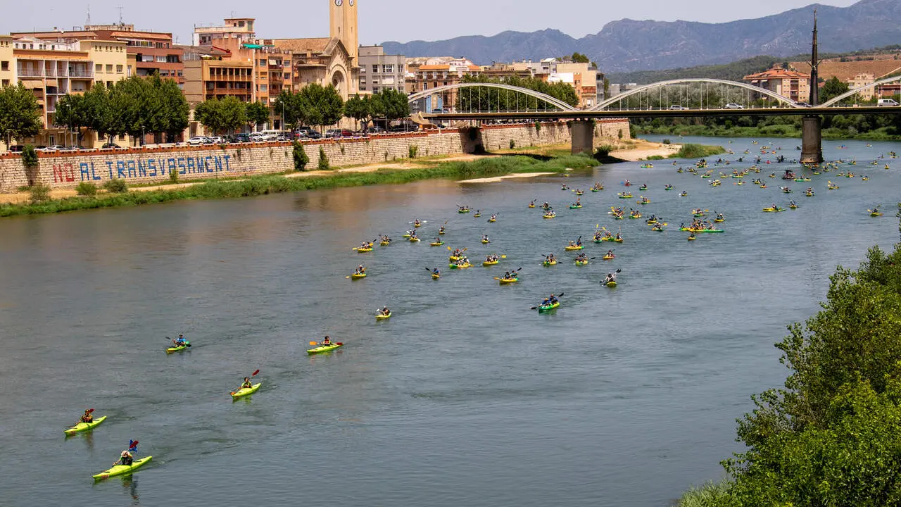 250 participants celebrant la Piraguada de la Plataforma en Defensa de l&rsquo;Ebre amb activitats a l&rsquo;aigua &mdash; Imagen de la fuente