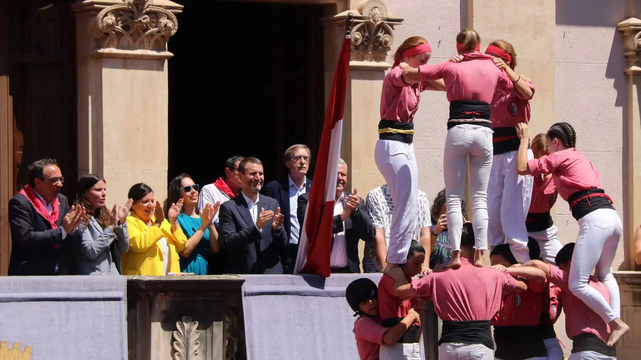 Les colles vallenques aixequen amb &egrave;xit cinc castells de gamma extra a l&rsquo;estiu malgrat la calor intensa &mdash; Imagen de la fuente