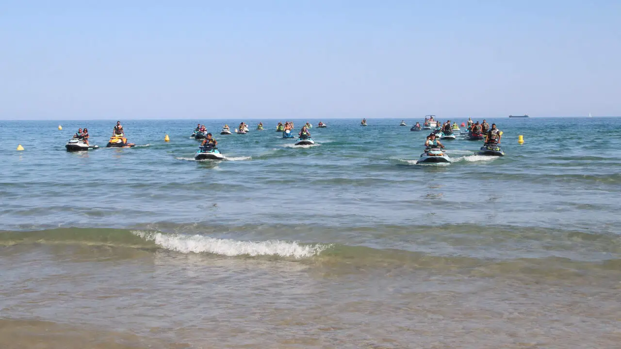 Homenatge emotiu a Tarragona en mem&ograve;ria dels tres menors ofegats a la platja de l&rsquo;Arrabassada &mdash; Imagen de la fuente