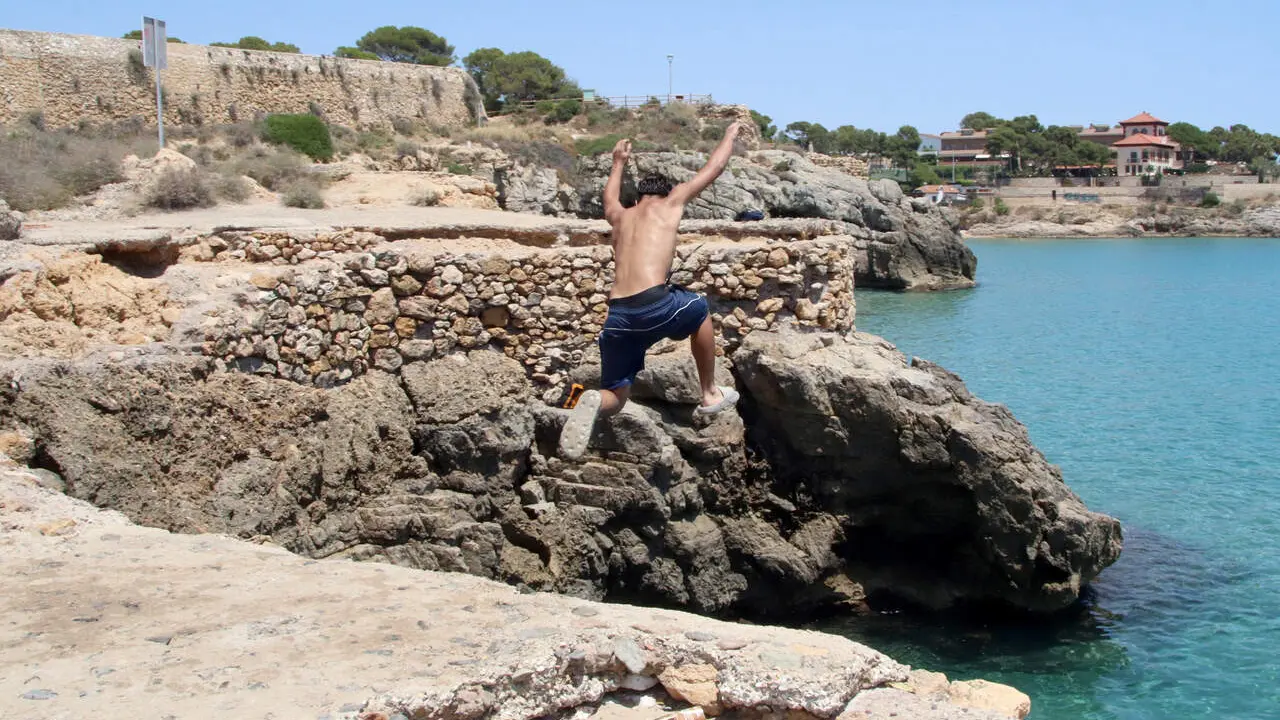 Joves saltant des de les roques del Miracle a Tarragona gaudint d&rsquo;un dia d&rsquo;estiu amb precauci&oacute; i emoci&oacute; &mdash; Imagen de la fuente