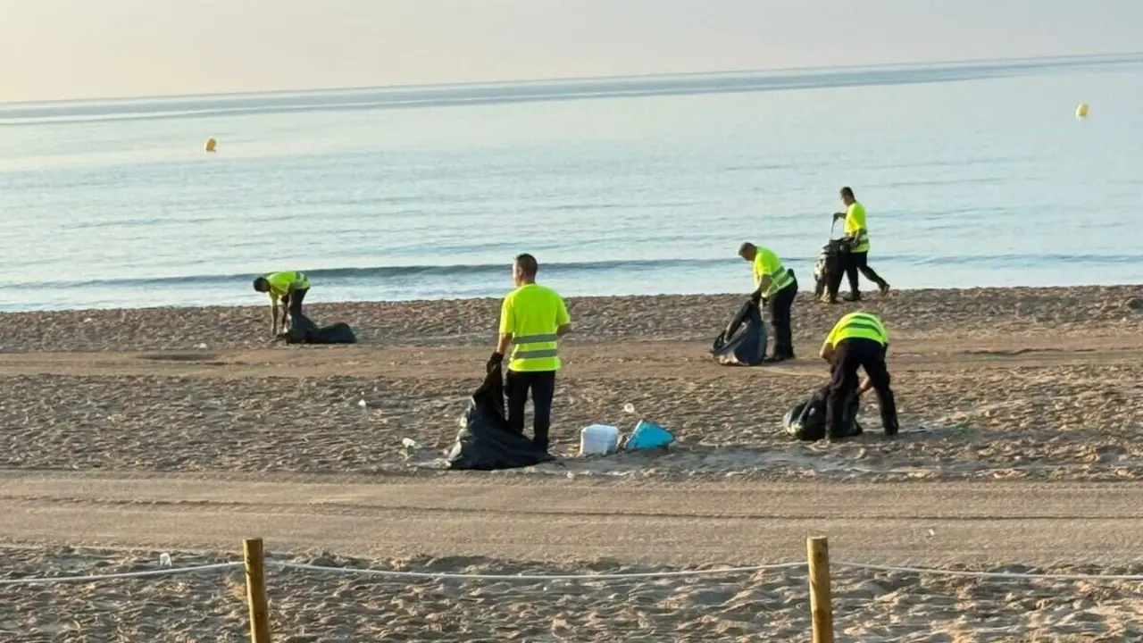  Servei especial de neteja a Sant Joan recull m&eacute;s de 14 tones de brossa de platges, carrers i places durant el mat&iacute; &mdash; Imagen de la Fuente 