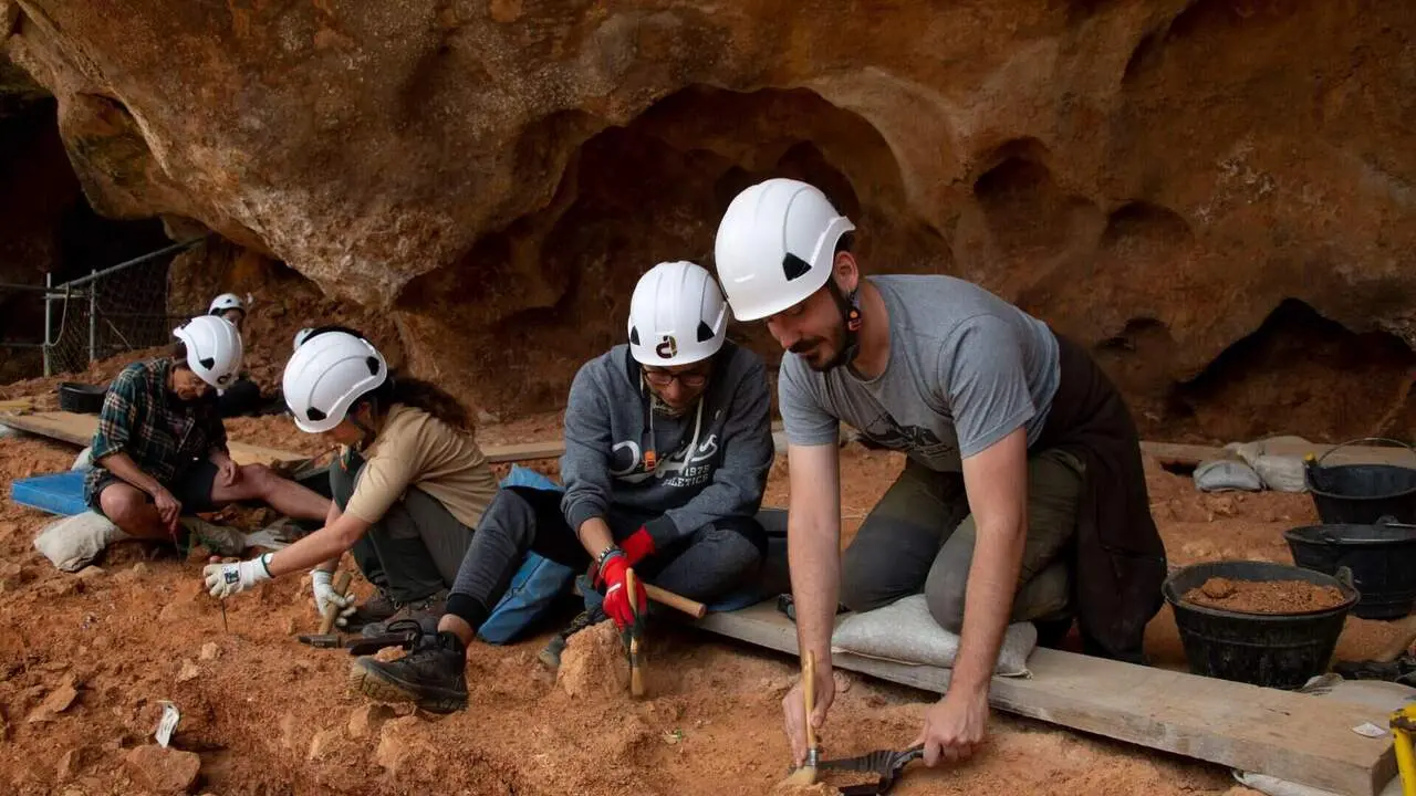  Membres de l&rsquo;IPHES i de la URV participant en campanya d&rsquo;excavaci&oacute; arqueol&ograve;gica a Atapuerca &mdash; Imagen de la Fuente 