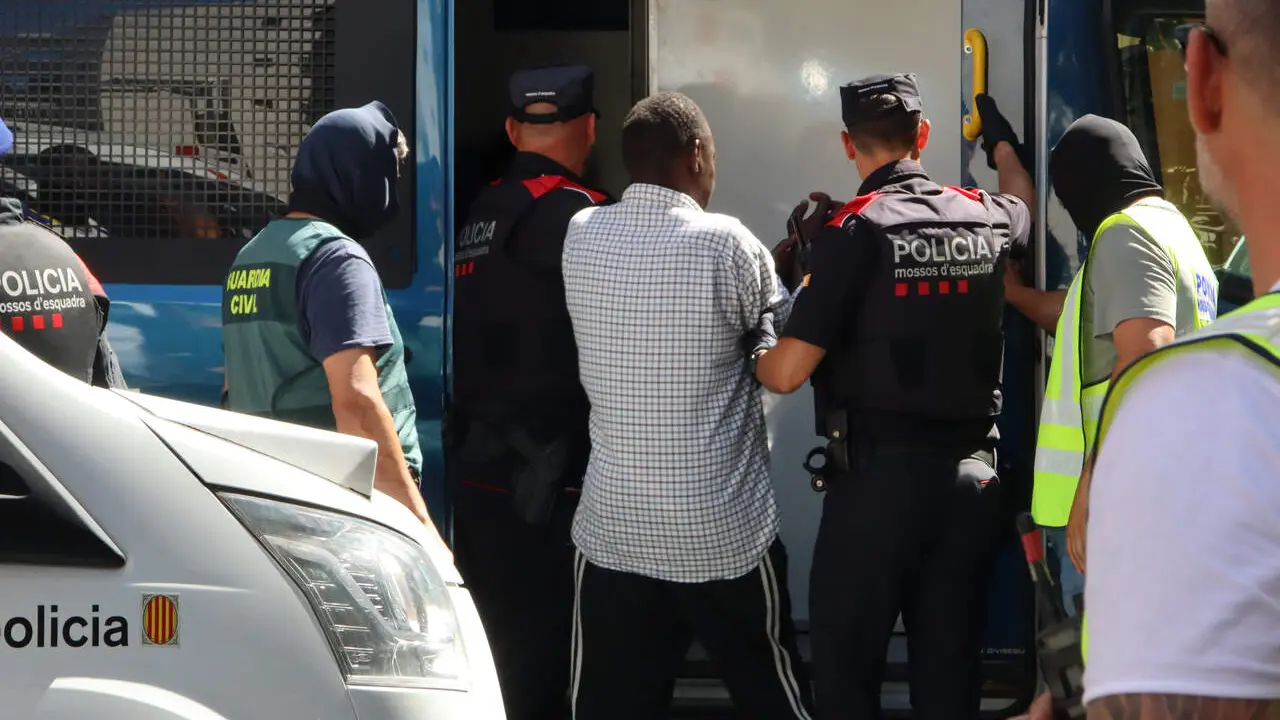 Imatge del dispositiu policial en l'operatiu contra el top a Salou, Reus i Badalona amb 28 detinguts &mdash; Imagen de la fuente