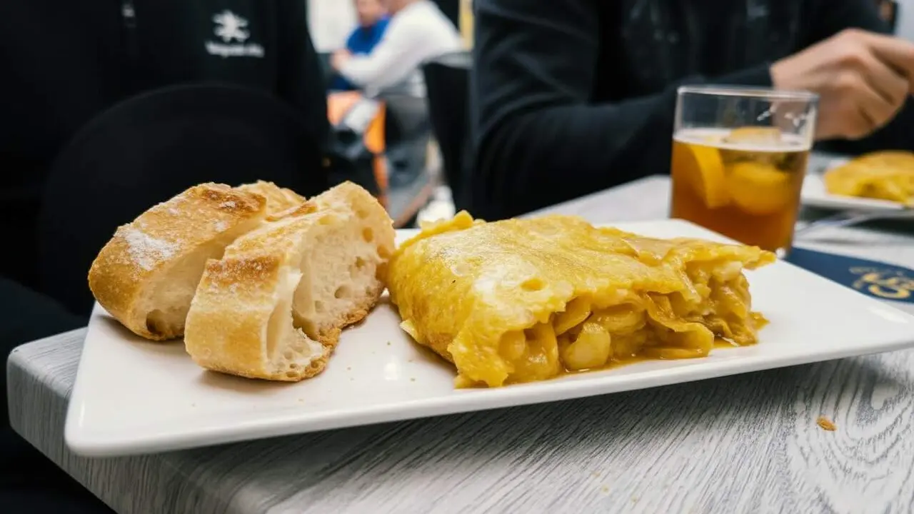  La millor tortilla de patata poc feta amb textura cremosa i sabor tradicional per a un &agrave;pat delici&oacute;s a casa &mdash; Imagen generada por IA 