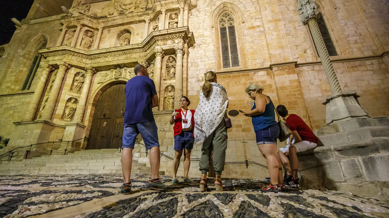 Visites guiades nocturnes i en franc&egrave;s a Montblanc aquest estiu per descobrir la hist&ograve;ria i cultura local &mdash; Imagen de la fuente