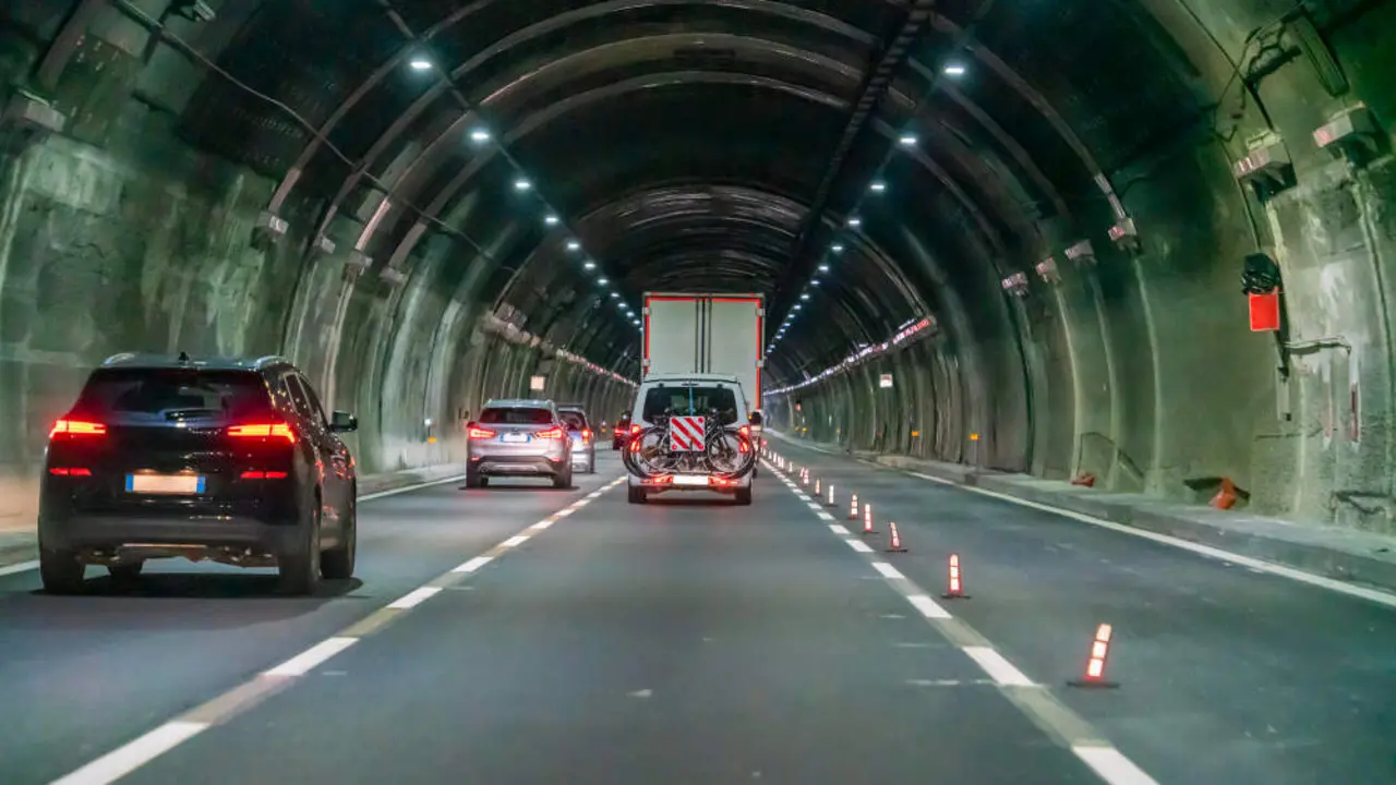 Multes de 600 euros i p&egrave;rdua de 6 punts per conductors que cometin tres riscos habituals als t&uacute;nels segons la Gu&agrave;rdia Civil &mdash; Imagen generada por IA