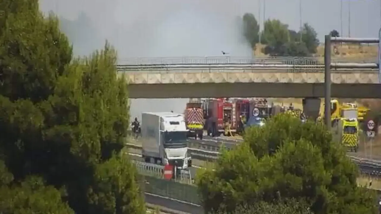  Dotacions de bombers treballant en un incendi provocat per un cami&oacute; amb c&agrave;rrega cremant a camp obert &mdash; Imagen de la Fuente 