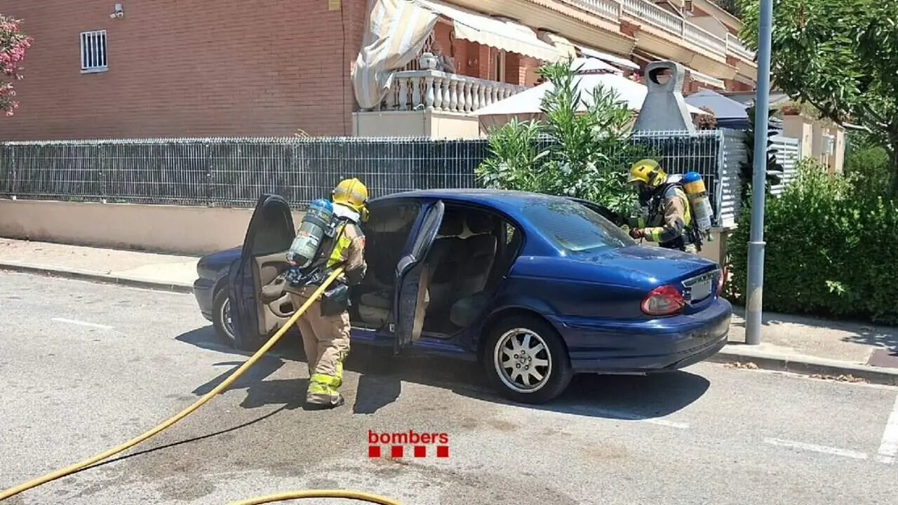  Bombers del Vendrell apaguen incendi a l'interior d'un vehicle sense ferits al carrer del Beu i Tanca &mdash; Imagen de la Fuente 