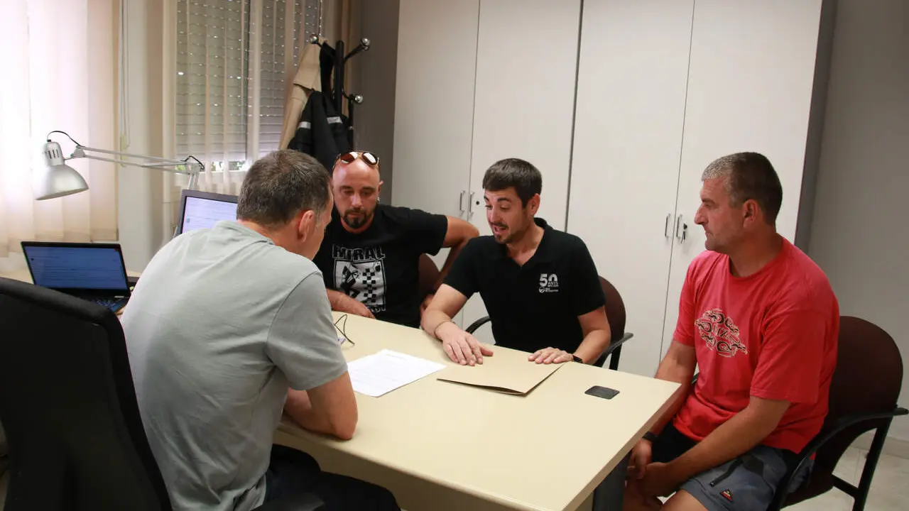 Pagesos reunits debatent l&rsquo;arrencada ordenada de vinyes a Valls i el Camp de Tarragona en resposta a la demanda de recompte &mdash; Imagen de la Fuente
