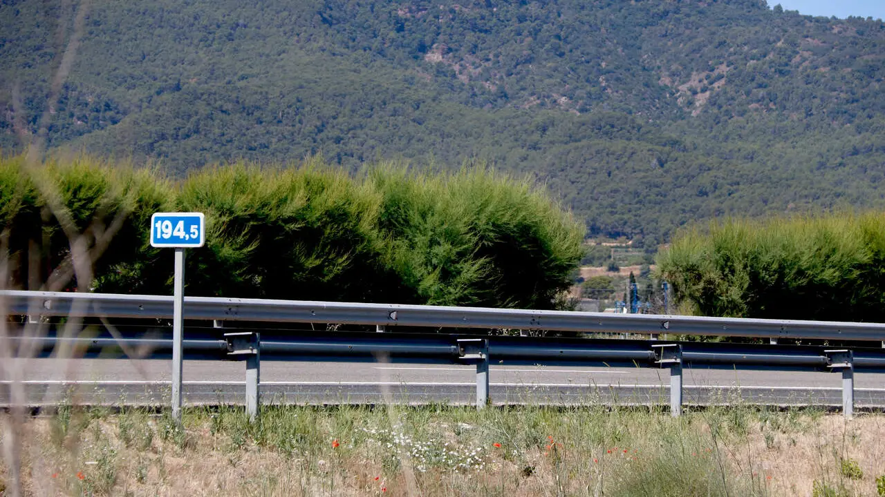 Vista de l&rsquo;accident a l&rsquo;autopista AP-2 a Montblanc amb furgoneta accidentada i equips d&rsquo;emerg&egrave;ncia actuant &mdash; Imagen de la Fuente