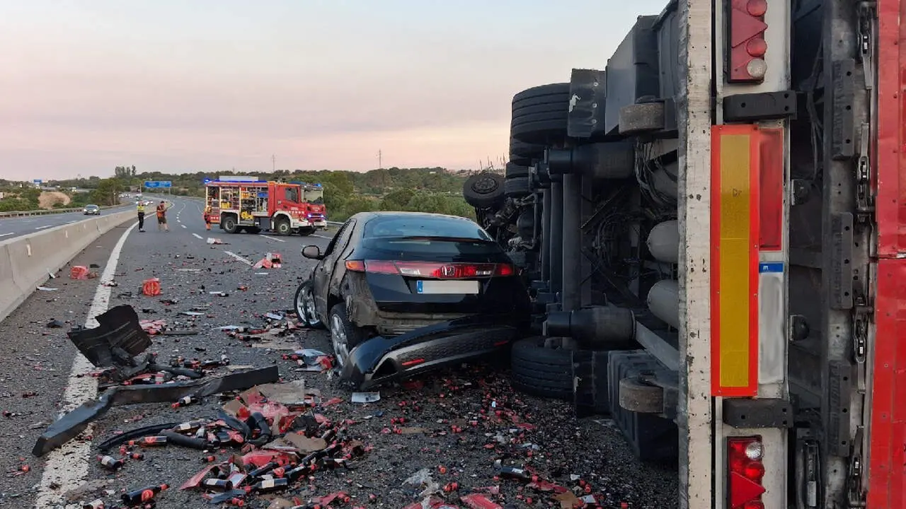 Reobertura de l&rsquo;AP-7 a la Pobla de Montorn&egrave;s despr&eacute;s d&rsquo;un accident amb cami&oacute; antic de 50 anys implicat en el tr&agrave;nsit &mdash; Imagen de la fuente