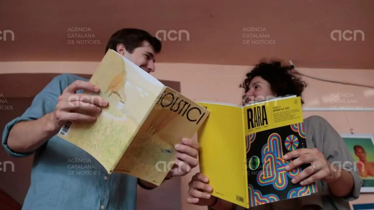Les revistes culturals ebrenques Solstici i La Rara mostrant les seves edicions en paper amb disseny i escriptura cuidada &mdash; Imagen de la Fuente