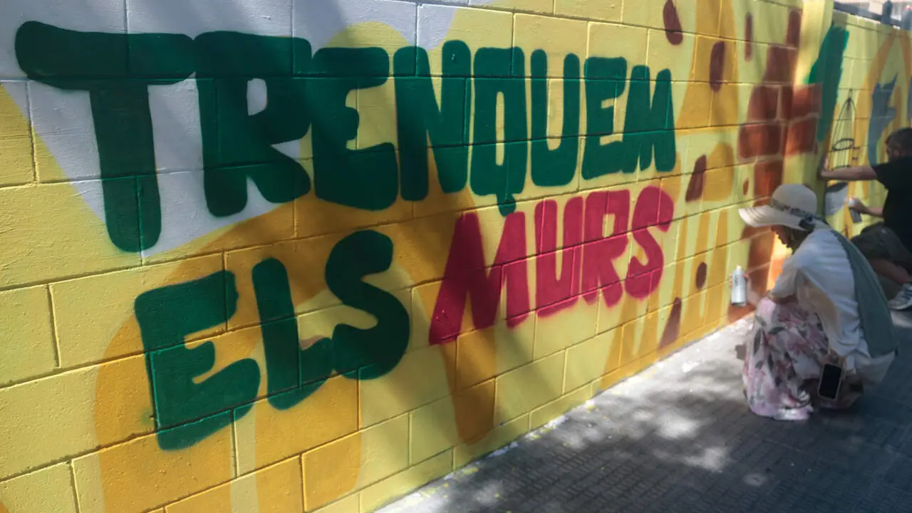 Mural antiracista creat per joves migrants que promou la unitat i la inclusi&oacute; al barri Fortuny de Reus &mdash; Imagen de la fuente