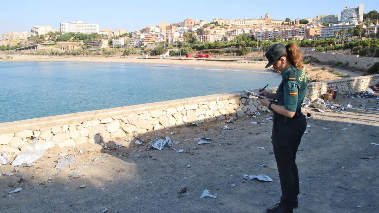 Agents de la Gu&agrave;rdia Civil revisant el control pirot&egrave;cnic durant el concurs de focs de Tarragona &mdash; Imagen de la Fuente