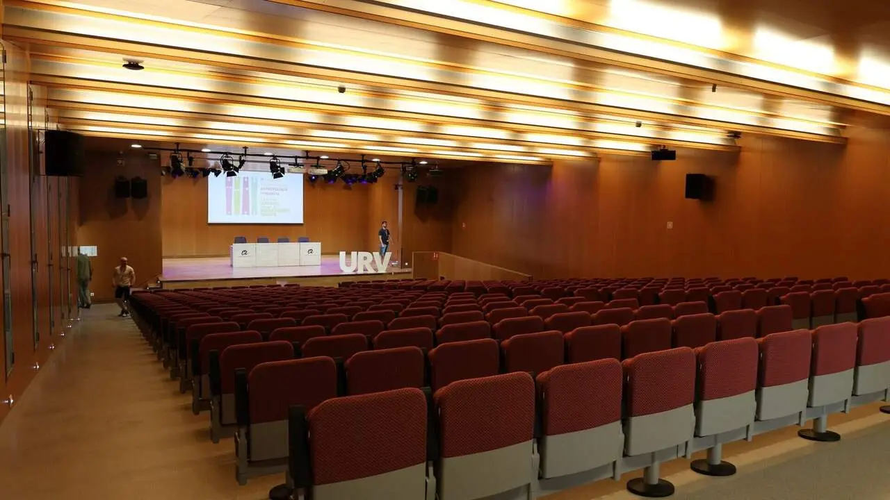 Vista panor&agrave;mica de l&rsquo;aula magna reformada del Campus Catalunya amb disseny modern i tecnologia avan&ccedil;ada &mdash; Imagen de la Fuente