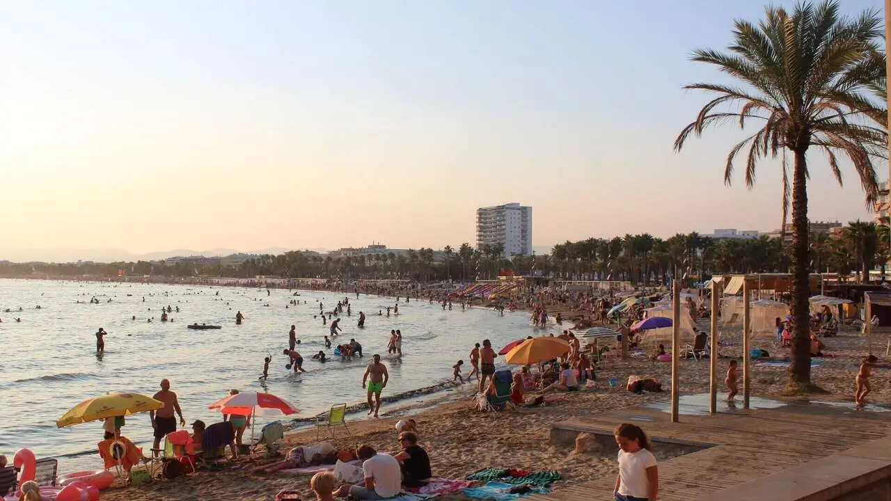  Turistes gaudint del transport p&uacute;blic a la Costa Daurada amb serveis eficients i sostenibles &mdash; Imagen de la Fuente 