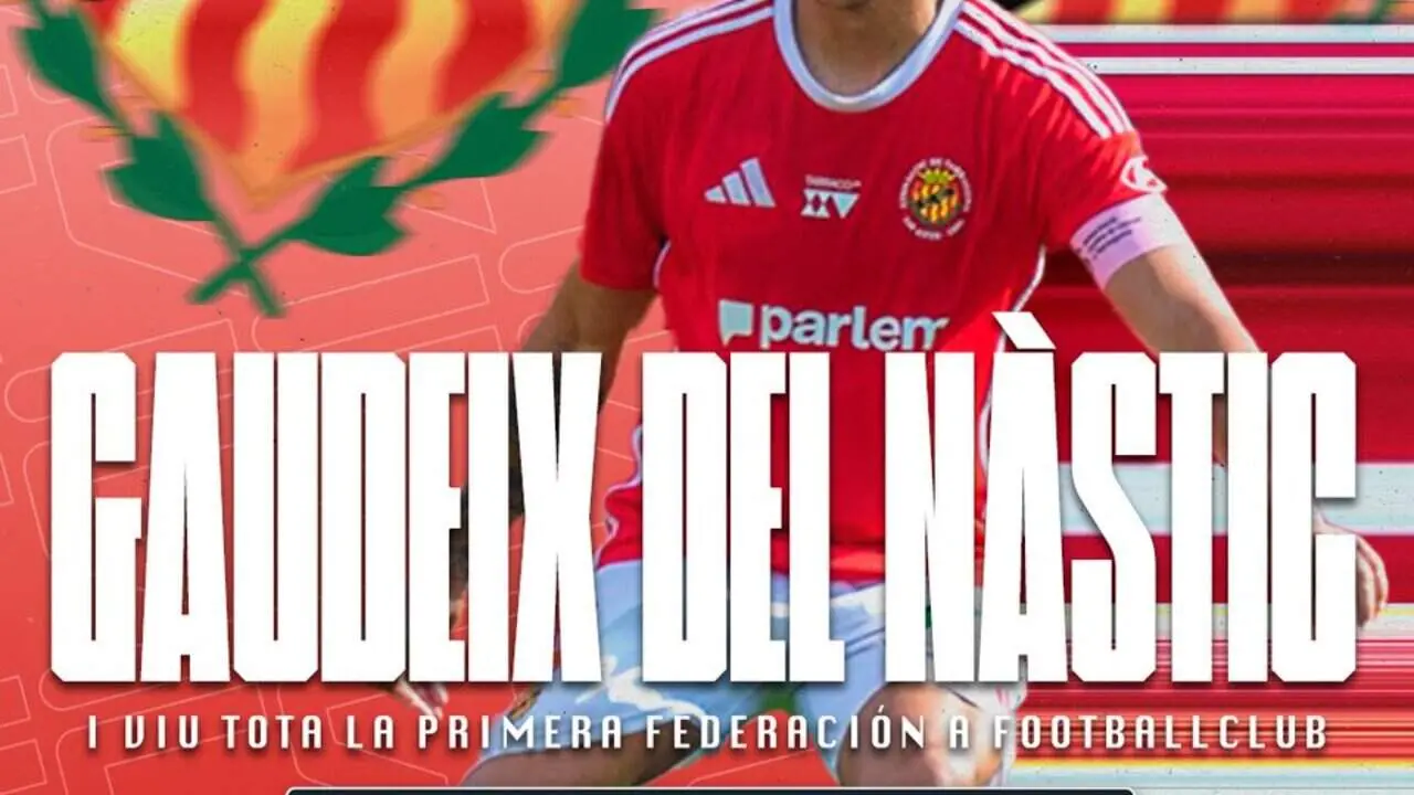  Aficionat gaudint del N&agrave;stic de Tarragona jugant fora de casa amb suport a les subscripcions del club &mdash; Imagen de la Fuente 