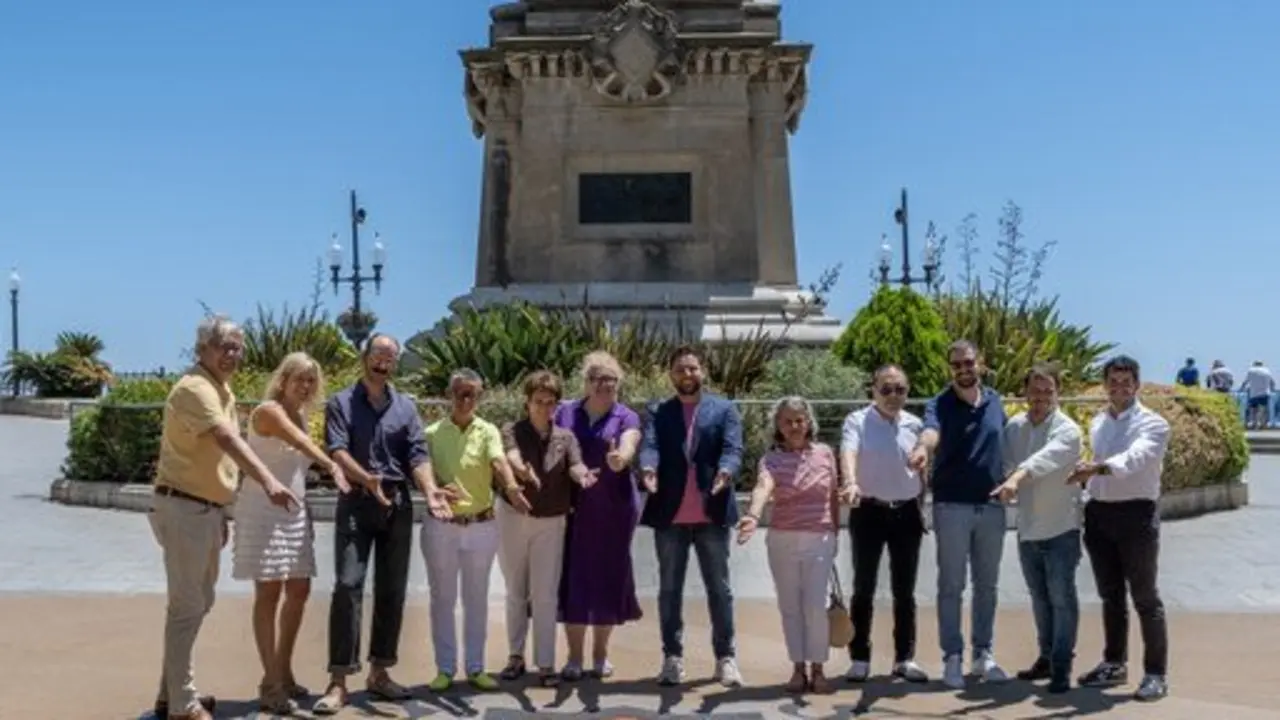  Mural Naltros a la Rambla Nova de Tarragona amb personatges hist&ograve;rics pintat per Edu Polo per promocionar el comer&ccedil; local &mdash; Imagen de la Fuente 
