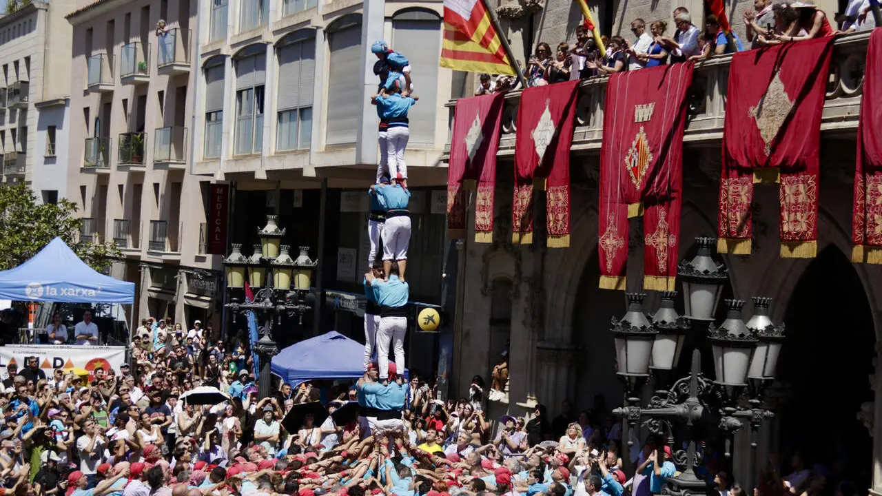 Els Minyons de Terrassa descarregant la torre de nou i el quatre de nou amb folre a la Festa Major en plena actuaci&oacute; castelle &mdash; Imagen de la Fuente