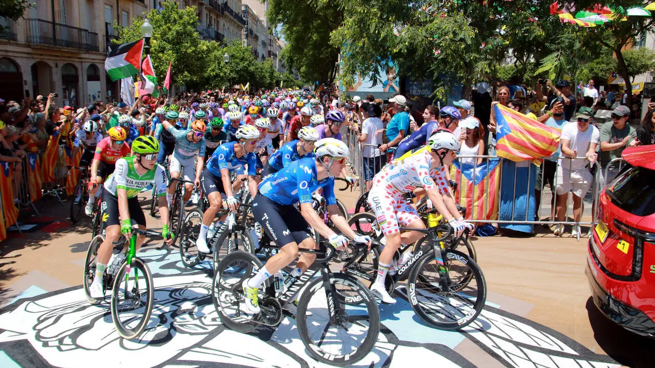 Gent multitudin&agrave;ria gaudint de l&rsquo;ambient festiu a la Rambla Nova durant el Tour de Fran&ccedil;a a Tarragona &mdash; Imagen de la Fuente