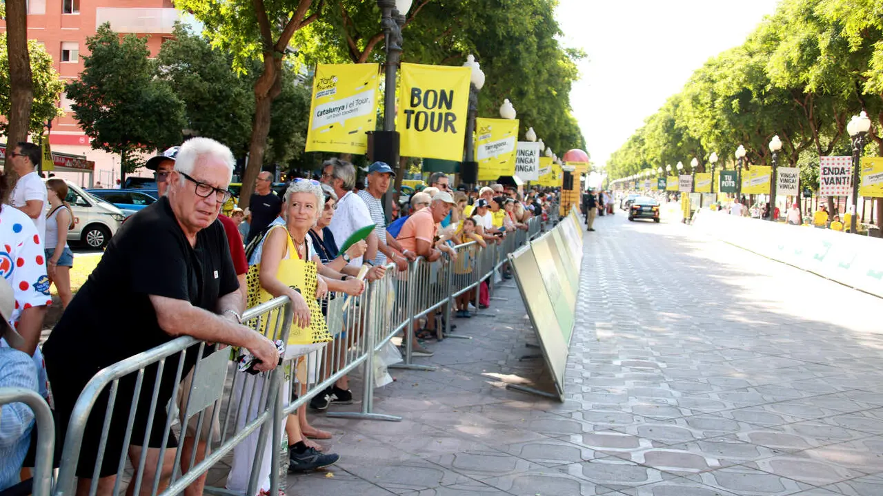 Aficionats entusiasmats omplint els carrers de Tarragona abans de la segona etapa del Tour de Fran&ccedil;a &mdash; Imagen de la Fuente