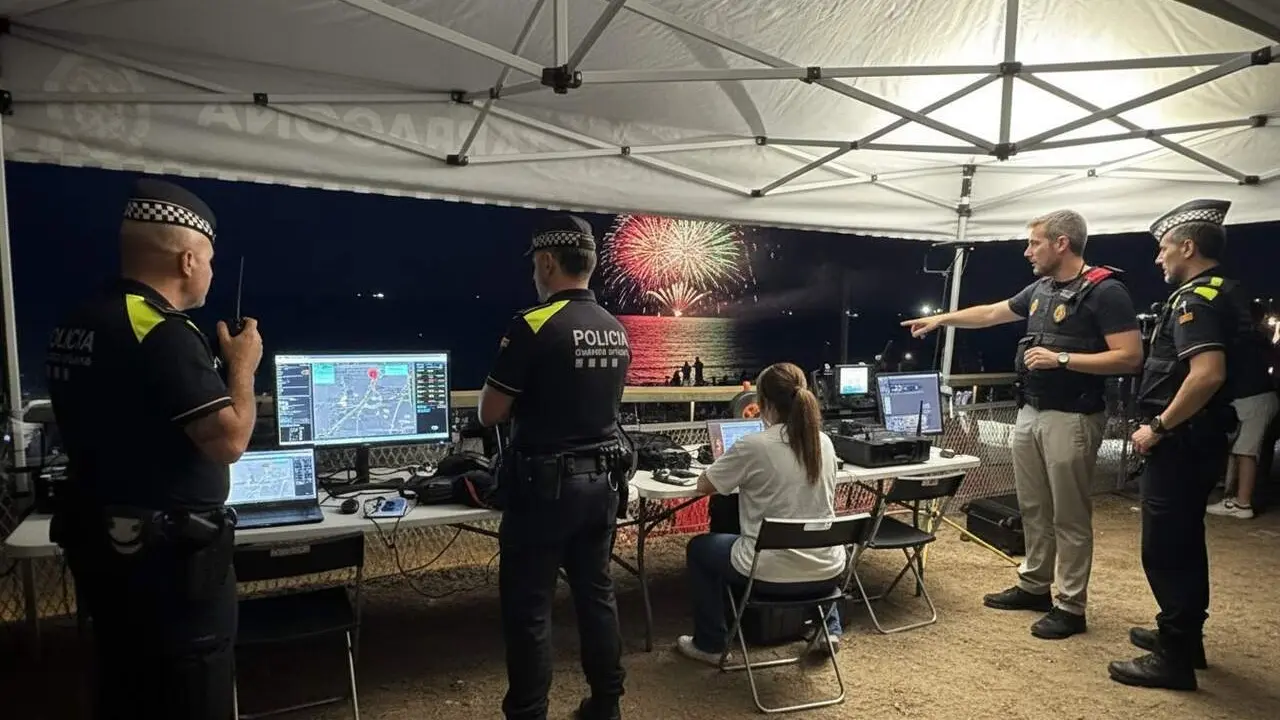  Pilot de dron denunciat per volar sense autoritzaci&oacute; durant l'espectacle de focs artificials a Tarragona &mdash; Imagen generada por IA 
