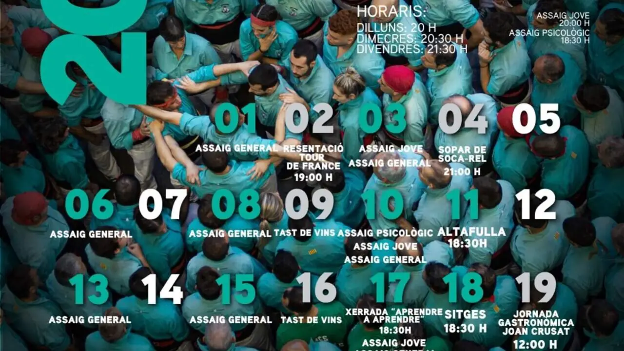 Castellers de Vilafranca formant una torre humana impressionant durant la diada popular a Vilafranca del Pened&egrave;s &mdash; Imagen de la Fuente