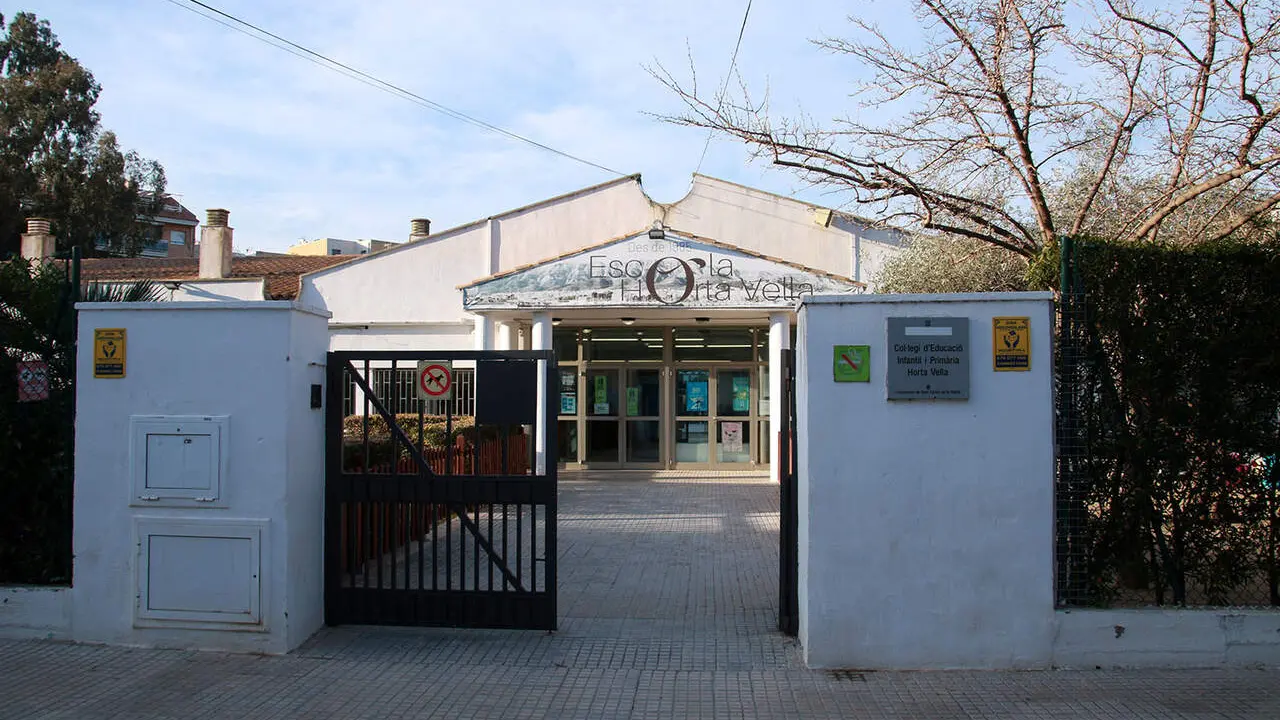 Mur de formig&oacute; recent constru&iuml;t a l escola Horta Vella de La R&agrave;pita per protegir contra futures inundacions &mdash; Imagen de la Fuente