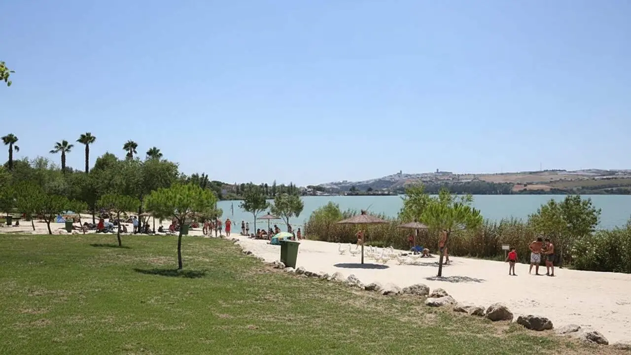  Vista panor&agrave;mica de la tranquil&middot;la platja d'Arcos a una hora i mitja de Sevilla sense multituds ni soroll ambiental &mdash; Imagen generada por IA 