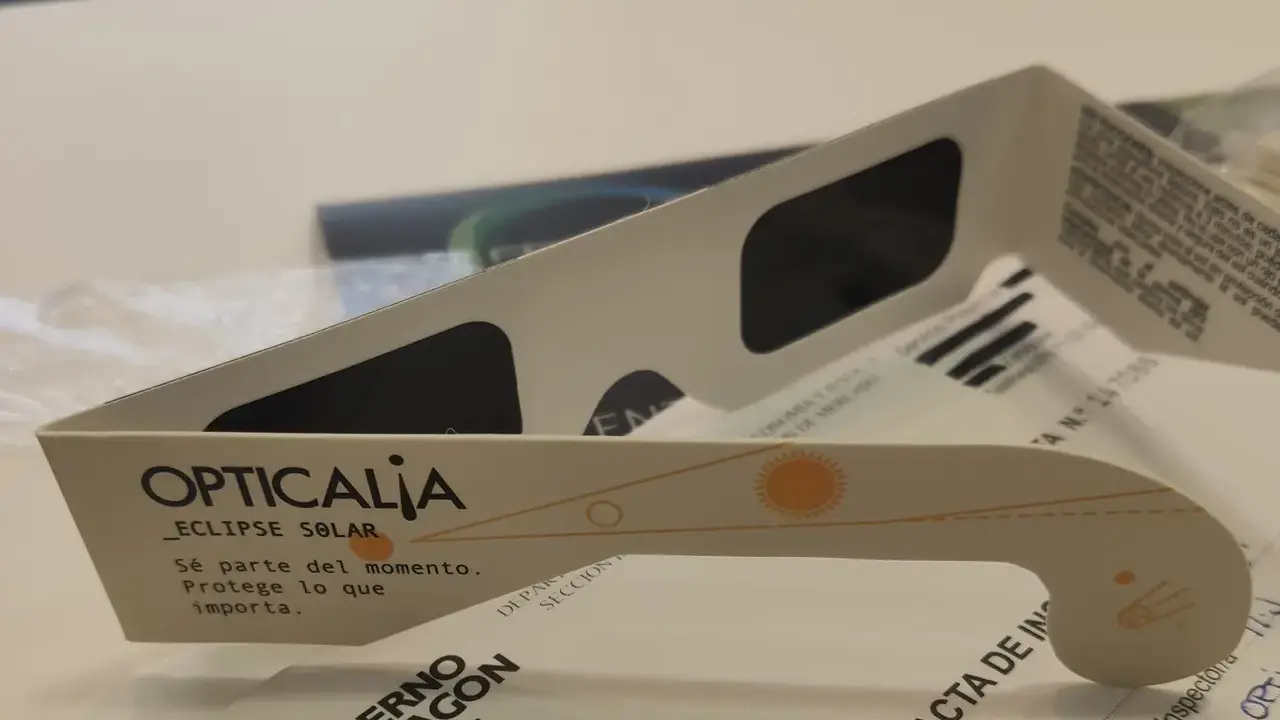 Sis models d&rsquo;ulleres per a l&rsquo;eclipsi retirades a Tarragona per risc greu de lesions oculars associades &mdash; Imagen generada por IA