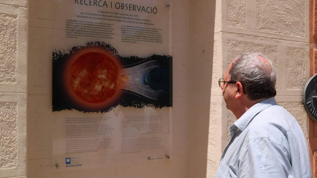 L'investigador Juanjo Curto, davant d'un dels cartells divulgatius de l'Observatori de l'Ebre