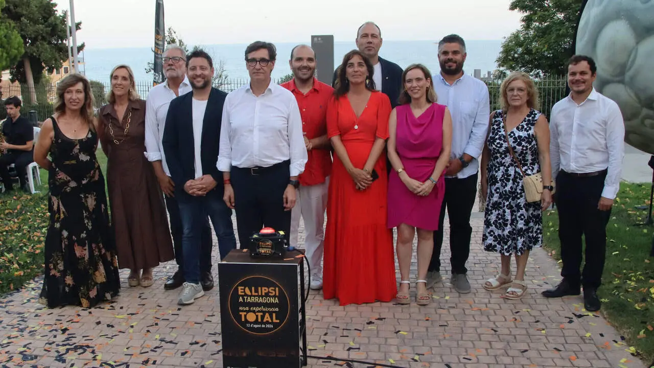 Persones reunides al parc de l'Amfiteatre de Tarragona celebrant el compte enrere per l'eclipsi total &mdash; Imagen de la Fuente
