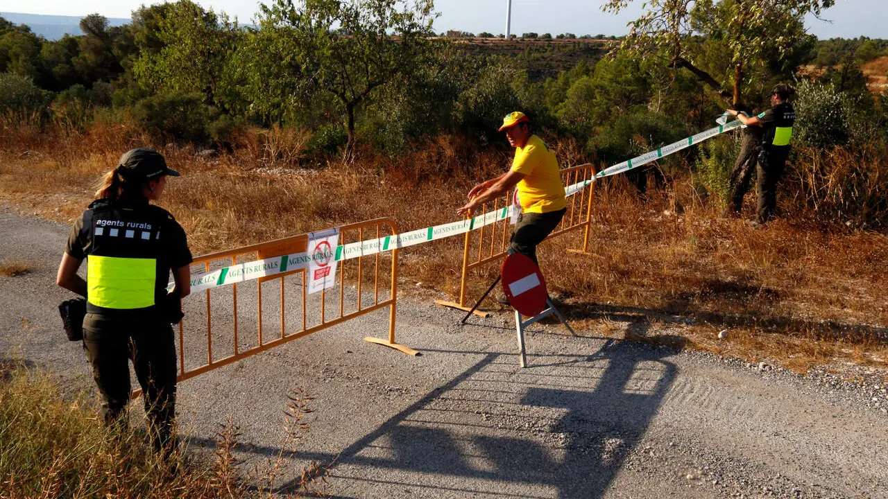 Agents Rurals i ADF tanquen un cam&iacute; a Almatret davant el risc d'incendi.