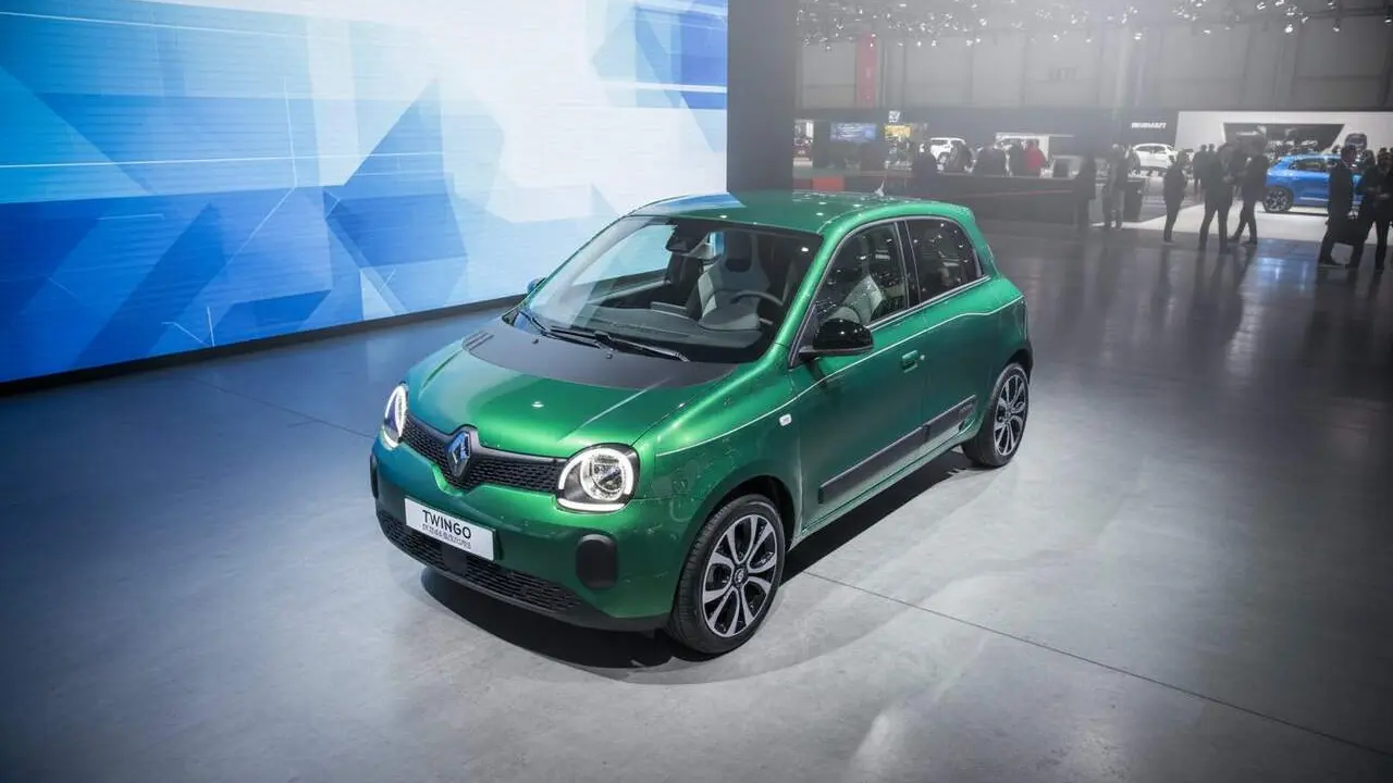  Renault Twingo E-Tech com cotxe el&egrave;ctric retro destacat en la lluita europea contra la compet&egrave;ncia xinesa el 2026 &mdash; Imagen generada por IA 