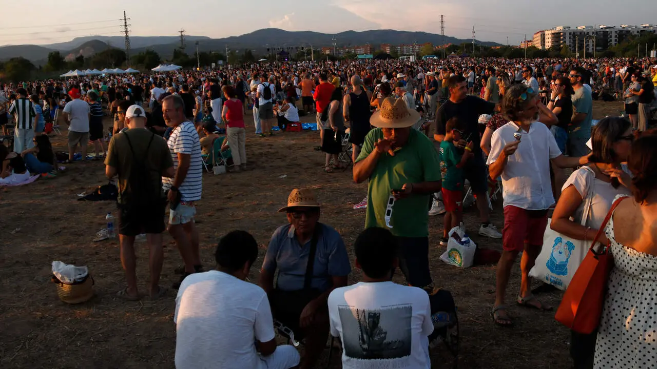 Milers de persones segueixen l'eclipsi solar des del solar al costat del Parc de la Festa de Reus
Font: Arnau Mart&iacute;nez Teruel / Agencia Catalana de Noticies