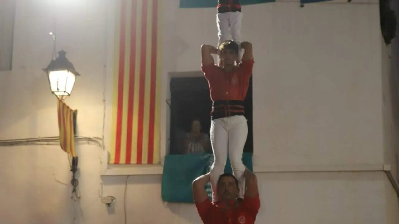 Colla Joves Xiquets de Valls descarregant el 3 de 9 amb folre hist&ograve;ric a la Bisbal del Pened&egrave;s el 15 d&rsquo;agost de 2026 &mdash; Foto de Roser Giner