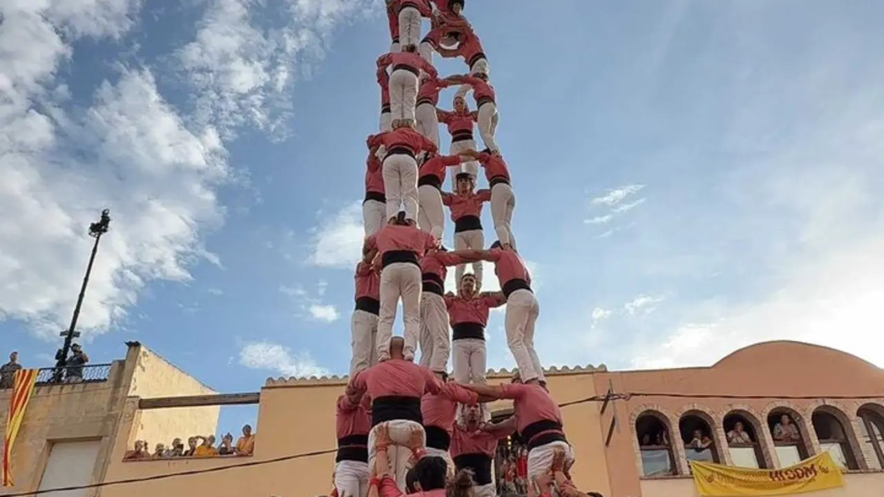 La Colla Vella dels Xiquets de Valls aixecant un castell 5 de 9 amb folre en plena Diada de la Bisbal &mdash; Fuente X @collavella