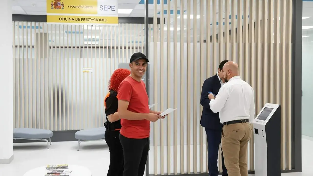  Home de Bilbao guanyant el dret a cobrar el subsidi per majors de 52 anys amb un contracte indefinit a temps complet - Imagen generada por IA 