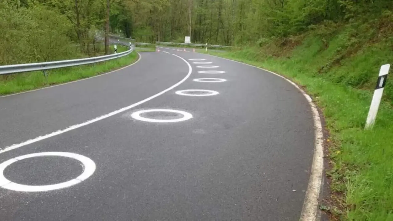 Cercles blancs de la DGT per protegir motoristes en corbes perilloses i reduir accidents de tr&agrave;nsit &mdash; Imagen generada por IA