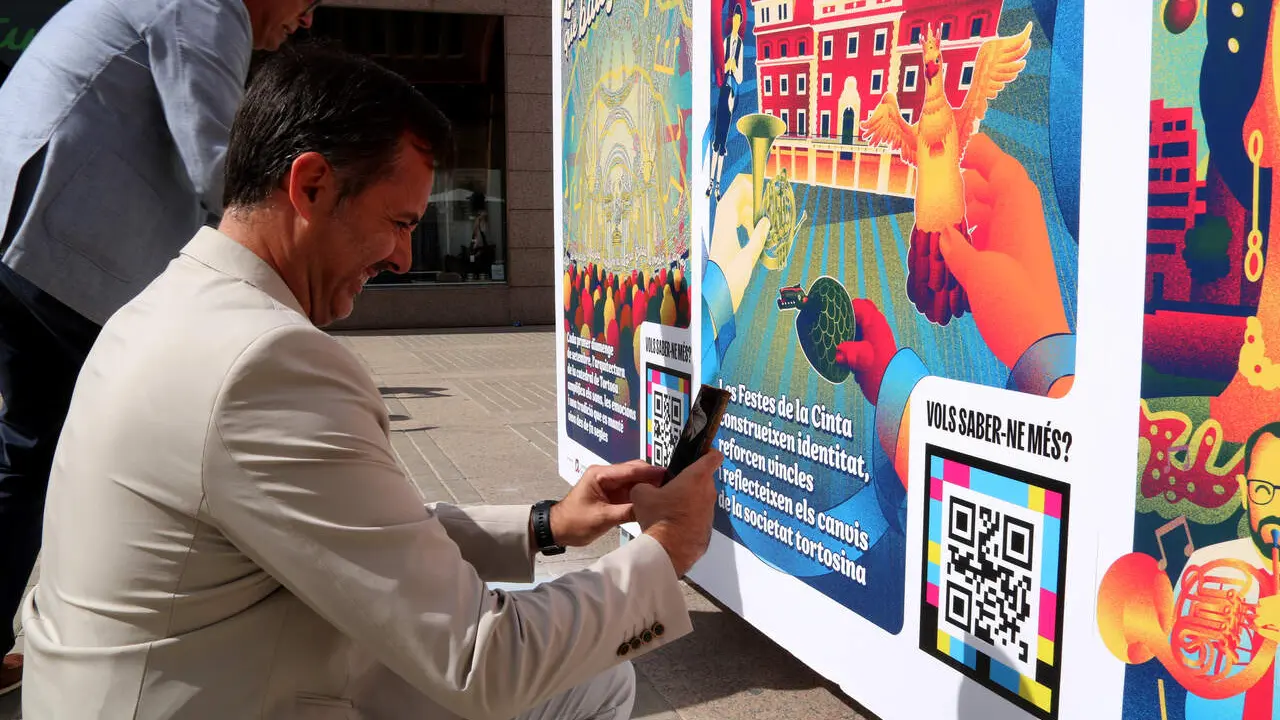 L'alcalde de Tortosa en funcions, Jordi Jordan, i el director del campus ebrenc de la URV, Xavier Farr&eacute;, provant els codis QR de l'exposici&oacute; 'La Cinta amb ulls de ci&egrave;ncia'
Font: Anna Ferr&agrave;s / Agencia Catalana de Noticies