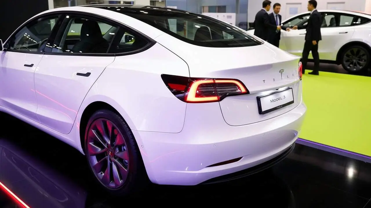 Tesla retira gaireb&eacute; 3 milions de vehicles Model 3 i Model Y a la Xina per problemes de seguretat i actualitzacions obligat&ograve;ries &mdash; Imagen generada por IA