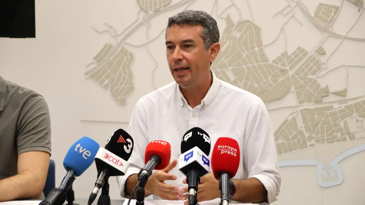 L'alcalde del Vendrell, Kenneth Mart&iacute;nez, en la roda de premsa d'aquest dilluns
Font: Eloi Tost / Agencia Catalana de Noticies