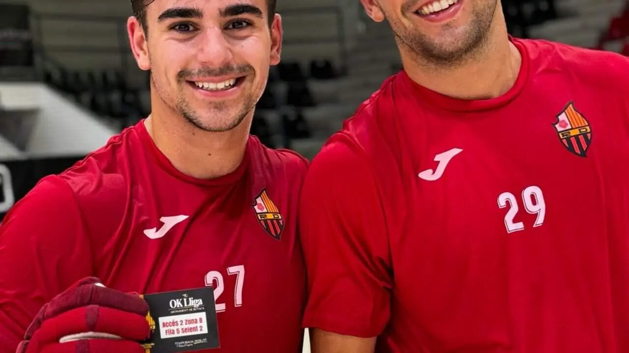  Jugadors del Reus Deportiu Brasilia mostrant els seus abonaments de butaca per al curs 2026-27 de futbol sala - Imagen de la Fuente 