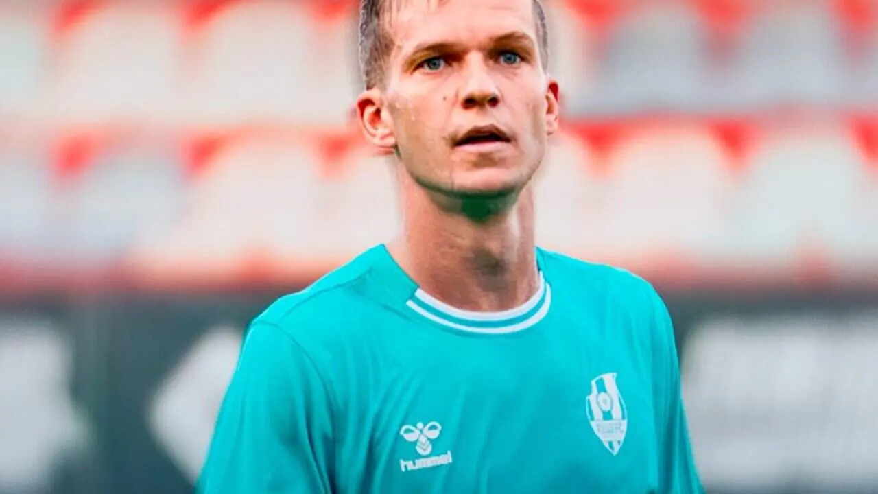 Vincent Koziello celebrant la seva signatura com a nou migcampista del Reus FC Reddis amb experi&egrave;ncia a l&rsquo;OGC Nice i 1. FC K&ouml;ln &mdash; Imagen de la Fuente